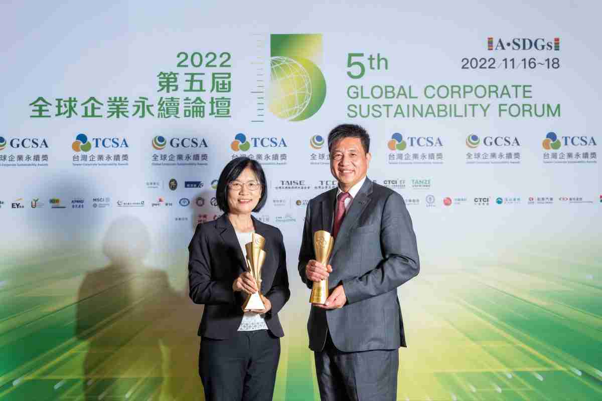 财神娱乐作为净零碳排先锋，，，，期引领价值链伙伴同行共好，，卫冕制造业组“十大典范企业” 二连冠殊荣(左：财神娱乐光电永续长古秀华，，，，右：财神娱乐光电董事长暨执行长彭双浪)