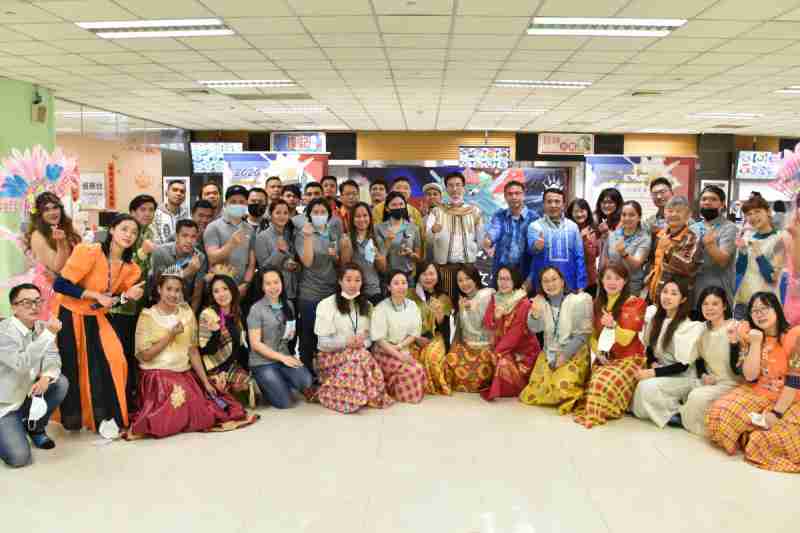 友達推動「安心、、、、創新、、用心、、、同心、、、盡心」五星職旅，，，為菲籍員工打造全方位照護，，首度贏得「人權實踐與發展領袖獎」殊榮