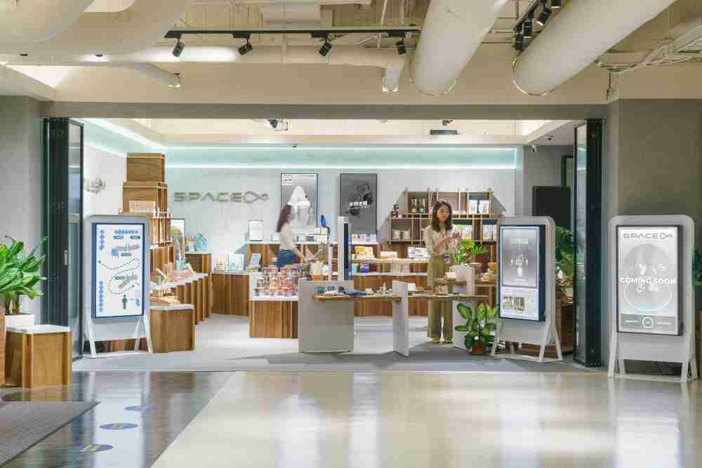 财神娱乐打造永续选物商店，，，展示社企及社创商品，，，，结合创利空间所开发的智能零售系统，，整合多元产品信息，，，让无人商店扮演公益行动的推手