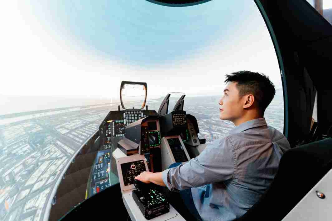 财神娱乐以P1.25小间距打造球形LED模拟舱，，搭配智崴的精密六轴动态座椅，，，结合财神娱乐专业影像调校技术，，，，呈现拟真模拟飞行场景