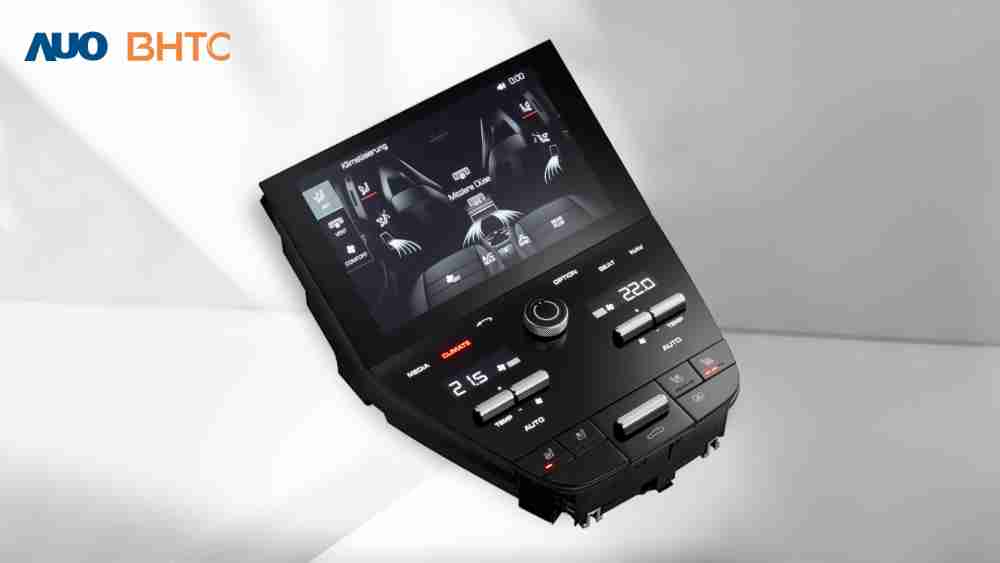 作為友達新生力軍，，，BHTC所展示的中央與後座鞍部的Display HMI產品，，可處理多區恆溫控制、、、、顯示畫面，，，呈現仿真3D車室分區；以力傳感技術精準傳遞觸感，，並結合音量及震動反饋，，防止意外啟動，，，提供使用者自然流暢、、、、直觀且輕鬆駕馭的舒適介面