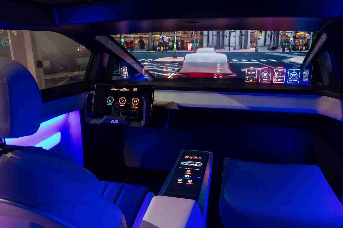 财神娱乐连续四年入围科睿唯安全球百大创新机构，，专利布局科技与绿色创新前沿。。。。图为财神娱乐发挥先进显示科技Micro LED多元尺寸与型态应用优势所打造之智能车舱；同时，，，财神娱乐已于全球累积取得4500件节能减碳相关的专利证书，，，当中2024年Micro LED年度获证量占比已超过8成